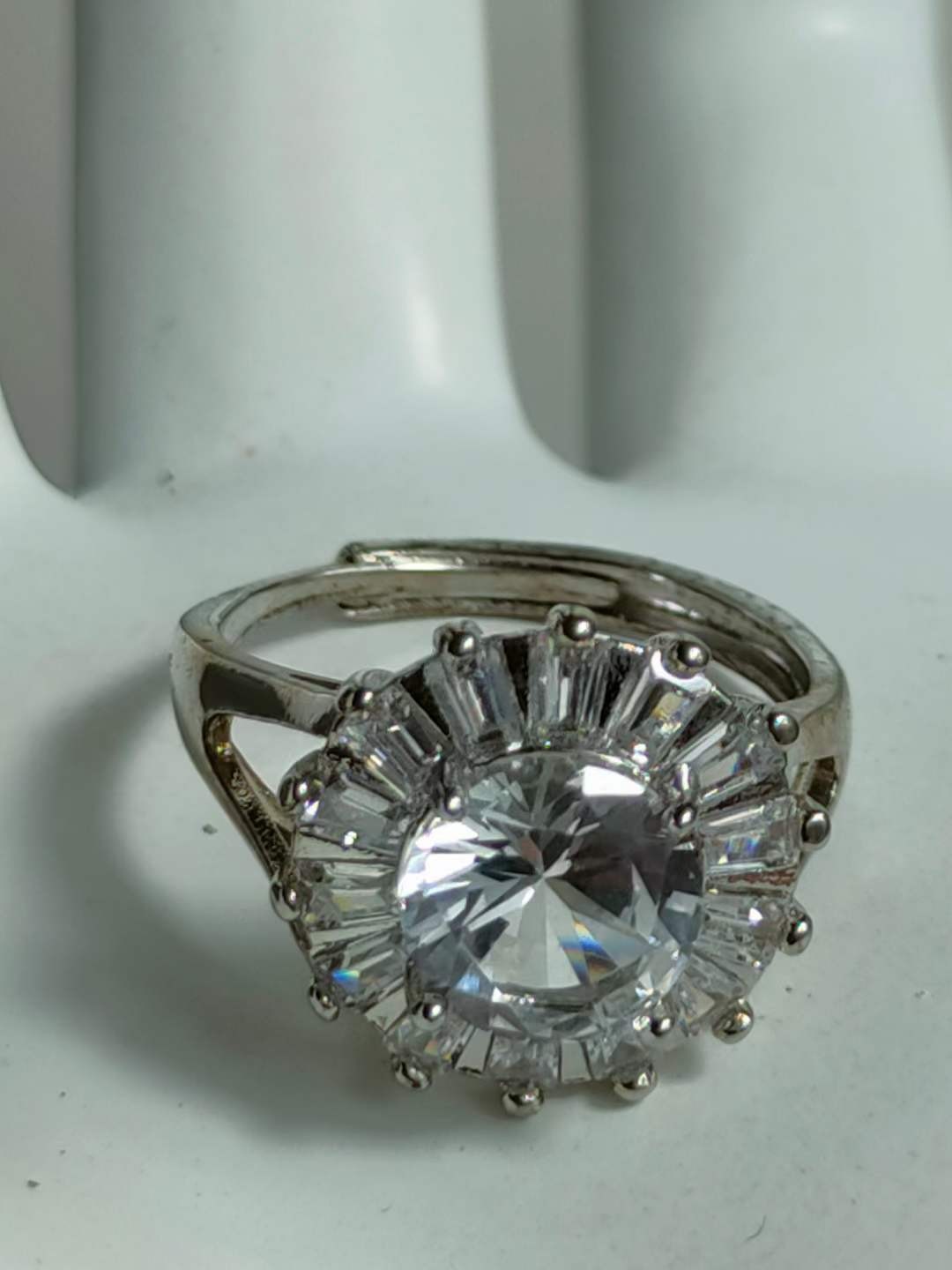 锦盒装银镶钻石💎戒指💍，晶莹剔透，光彩夺目，硬度达十。