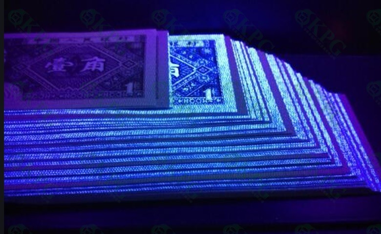 一线荧光币第120期拍场 钱坤评级C2T霸王云，绝对的稀有好货，C2T1680824，数量有限，喜欢的一定不要错过！评级币单张，绝品无斑无油。8001霸王云的出现形态和蓝天瑞云是一致的，它们的随机性质相近，都是不规则出现，并不是整刀都有，一般情况整刀大约出现40-60张左右的霸王云，霸王云为纸张荧光，效果非常震撼，双面都有很强的亮蓝荧光，并且带有非常清晰的不规则云层图案，虽然也有强弱分别但是都不影响它震撼之美。