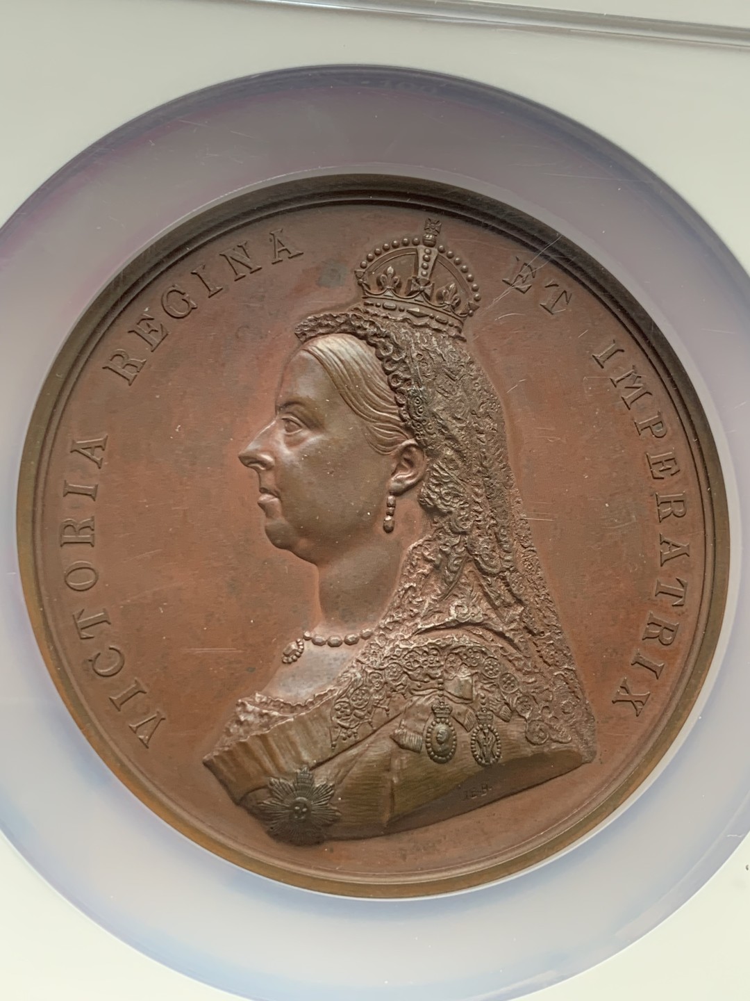 《竞宝斋》第159场-周日，周一 2场 (全场包邮) NGC MS62 英国1887维多利亚登基 50周年大铜章，77mm直径，博物馆级巨制