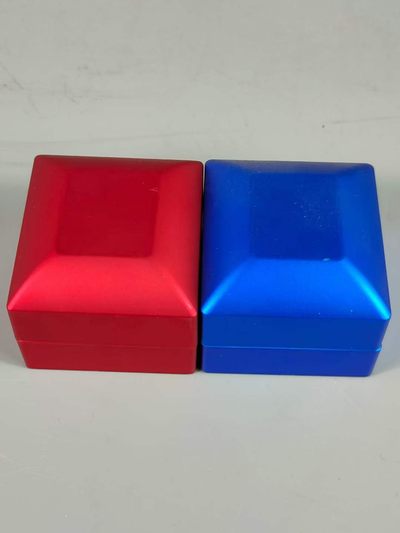 锦盒装银镶钻石💎戒指💍，晶莹剔透，光彩夺目，硬度达十。 锦盒装银镶钻石💎戒指💍，晶莹剔透，光彩夺目，硬度达十。