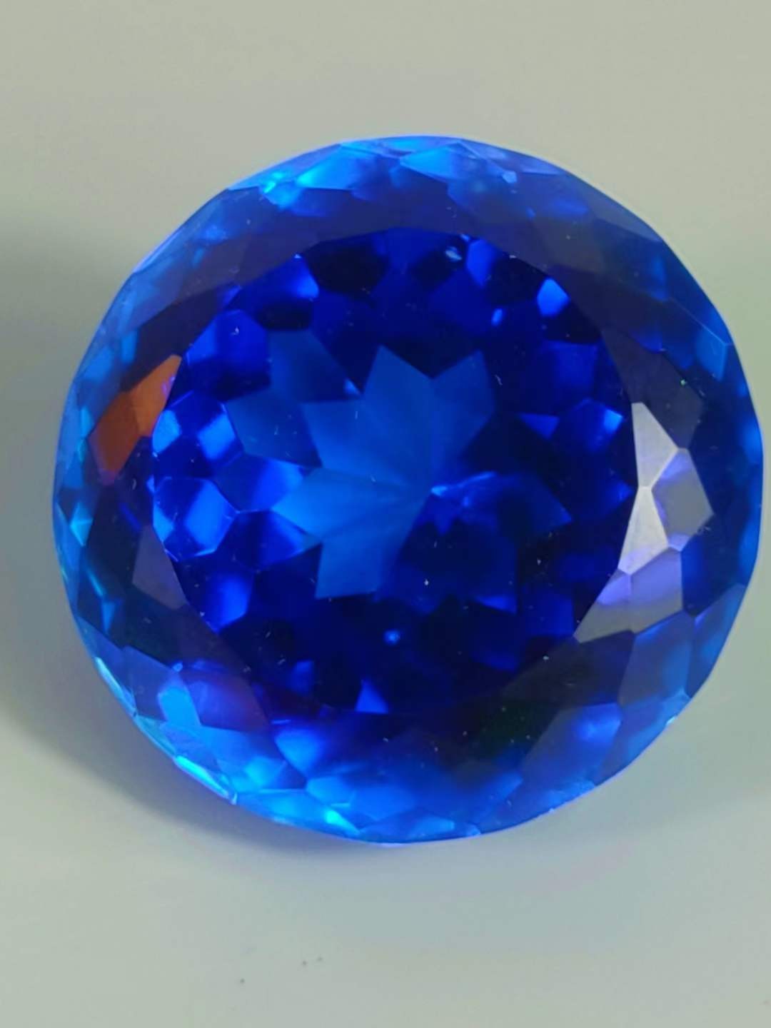 大漆楠木描金盒装钻石💎 ，晶莹剔透，光彩夺目，硬度达十！