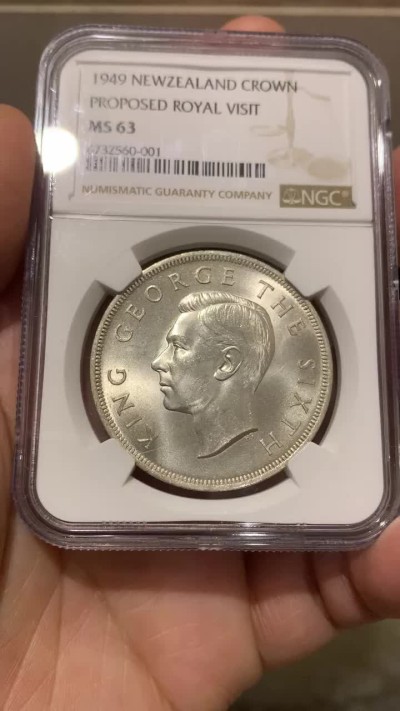 《竞宝斋》第159场-周日，周一 2场 (全场包邮) NGC MS63 新西兰 1949 乔六克朗大银币，背面新西兰国花银蕨，全转光品相