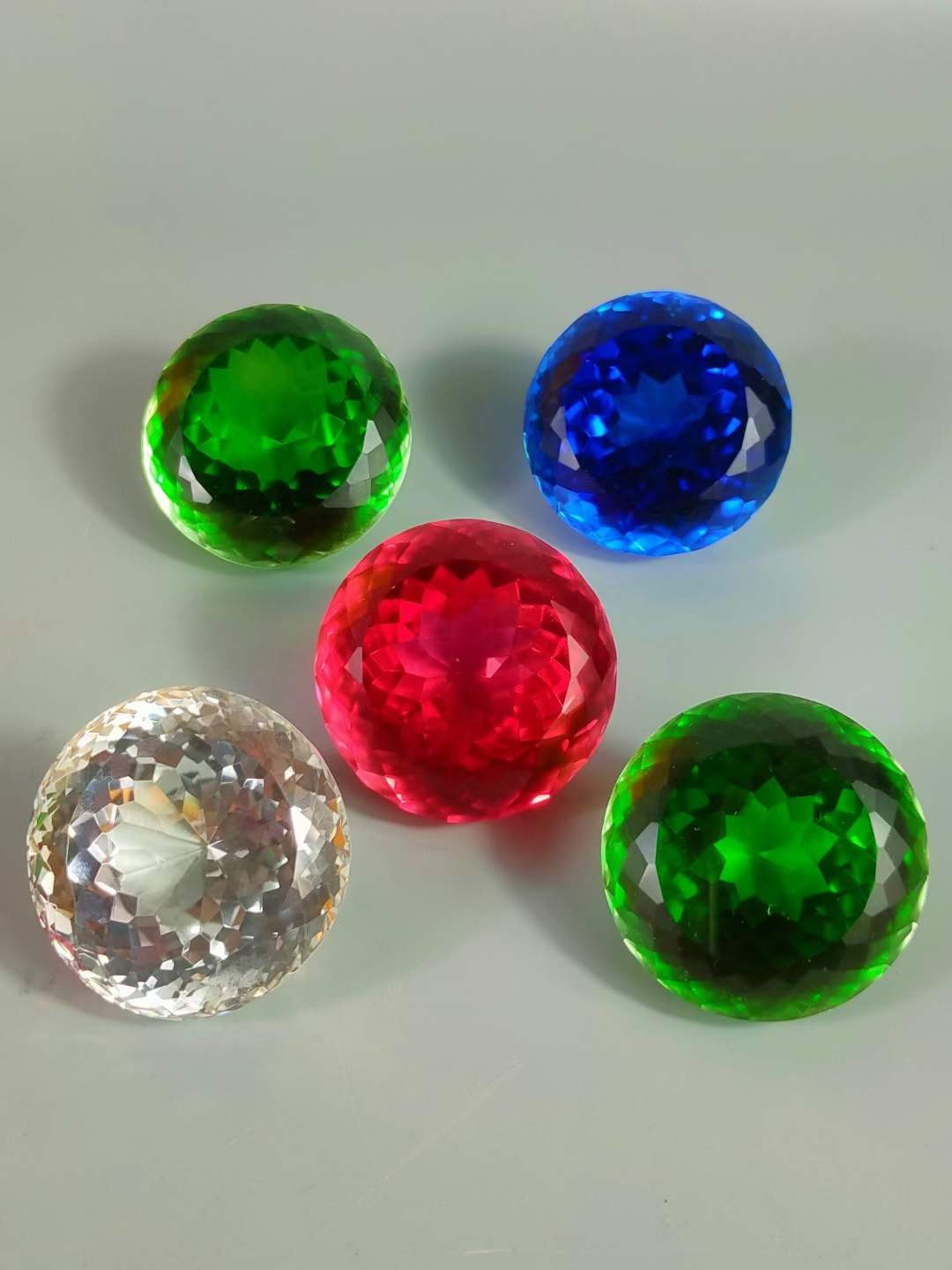 大漆楠木描金盒装钻石💎 ，晶莹剔透，光彩夺目，硬度达十！