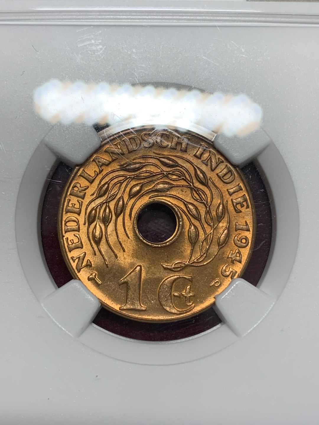 《竞宝斋》第159场-周日，周一 2场 (全场包邮) NGC-MS65RB 1945年 荷属东印度1分中孔铜币，顶级分数，RB红铜光靓丽。东印度系列凑套佳品