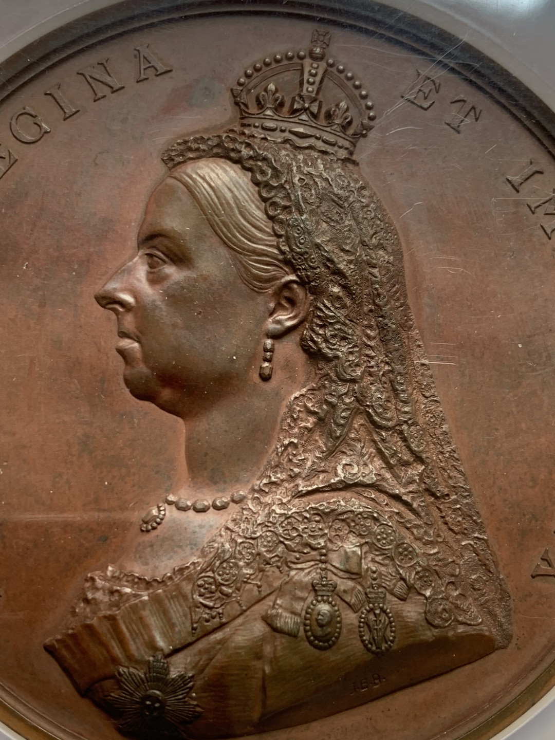 《竞宝斋》第159场-周日，周一 2场 (全场包邮) NGC MS62 英国1887维多利亚登基 50周年大铜章，77mm直径，博物馆级巨制