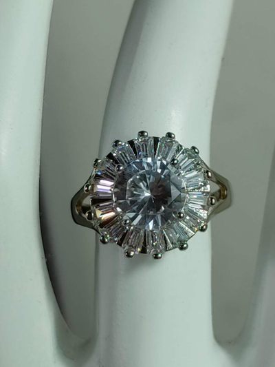 锦盒装银镶钻石💎戒指💍，晶莹剔透，光彩夺目，硬度达十。 锦盒装银镶钻石💎戒指💍，晶莹剔透，光彩夺目，硬度达十。