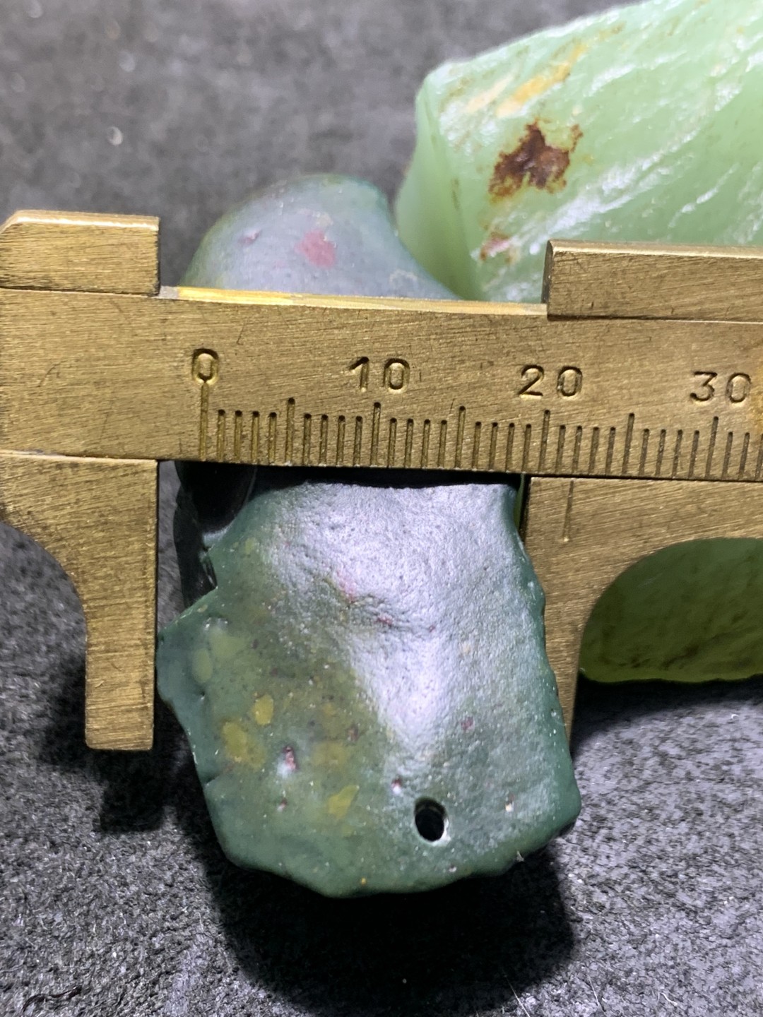 精美戈壁绿碧玉手工雕刻福字把件（吊坠)一个！