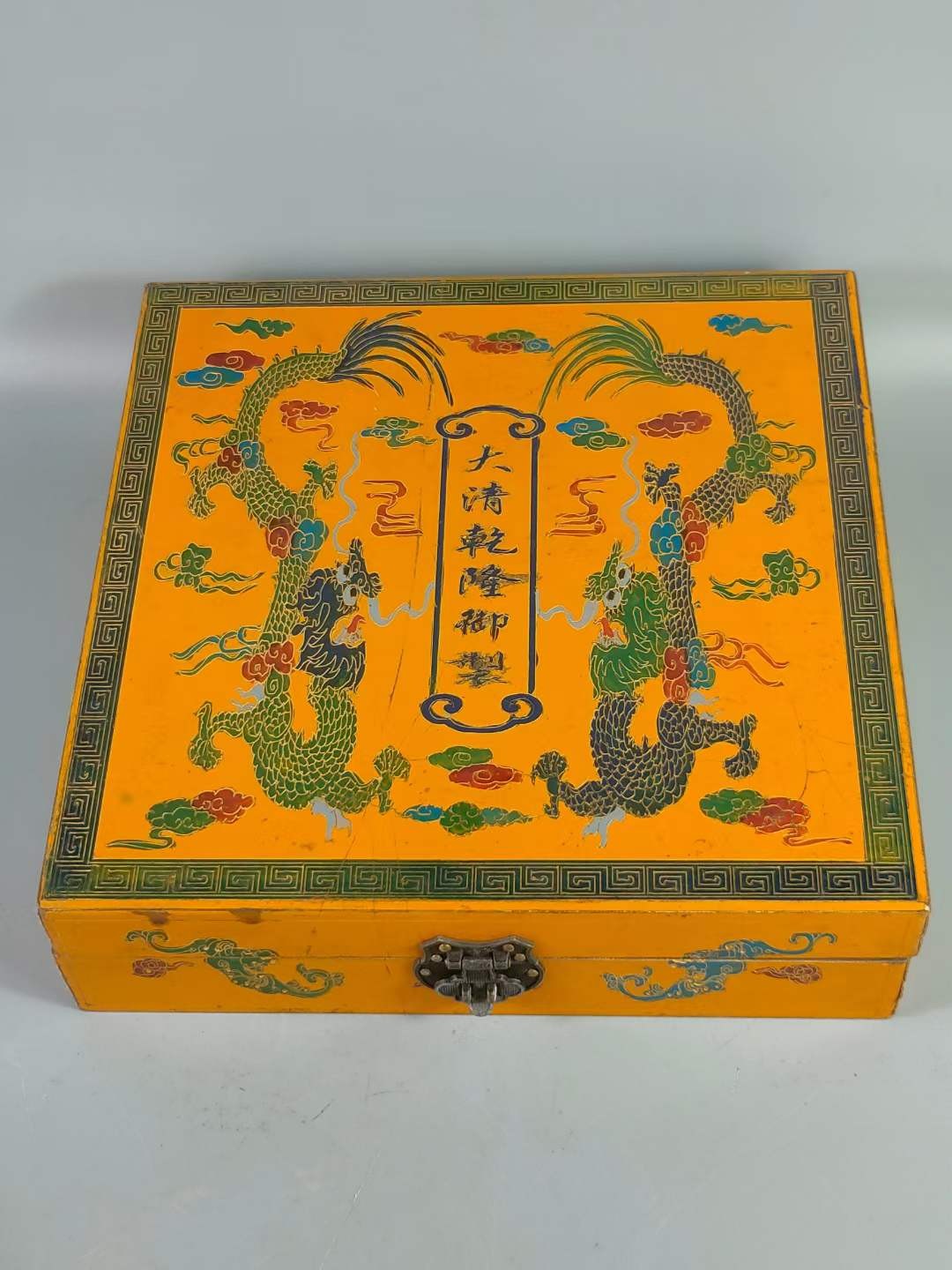 大漆楠木描金盒装钻石💎 ，晶莹剔透，光彩夺目，硬度达十！