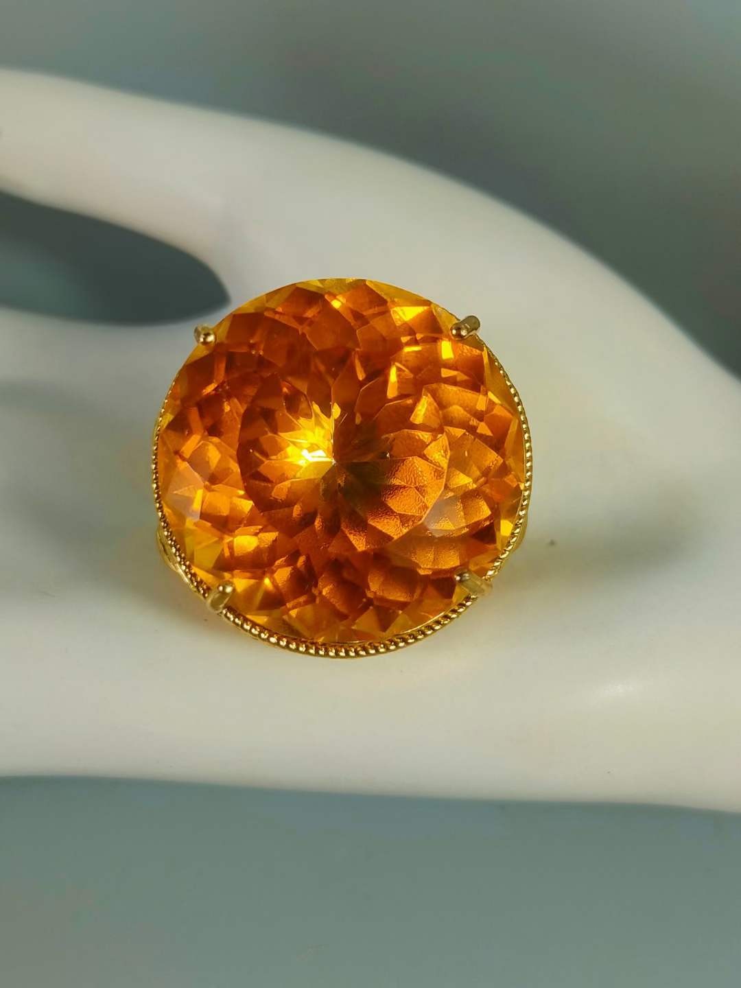 红木盒装 银鎏金镶钻石💎 戒指💍 ，晶莹剔透光彩夺目，硬度达十，雕刻精美，佩带大气！ 红木盒装 银鎏金镶钻石💎 戒指💍 ，晶莹剔透光彩夺目，硬度达十，雕刻精美，佩带大气！