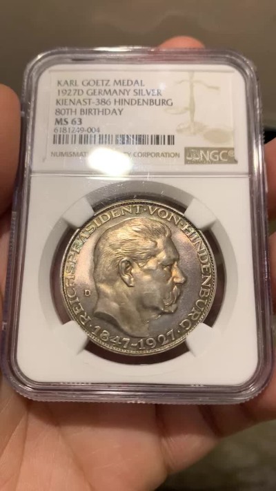 《竞宝斋》第159场-周日，周一 2场 (全场包邮) NGC-MS63 德国 1927D年 兴登堡80大寿银币蓝紫彩镜面光 5马克币型章 哥茨作品