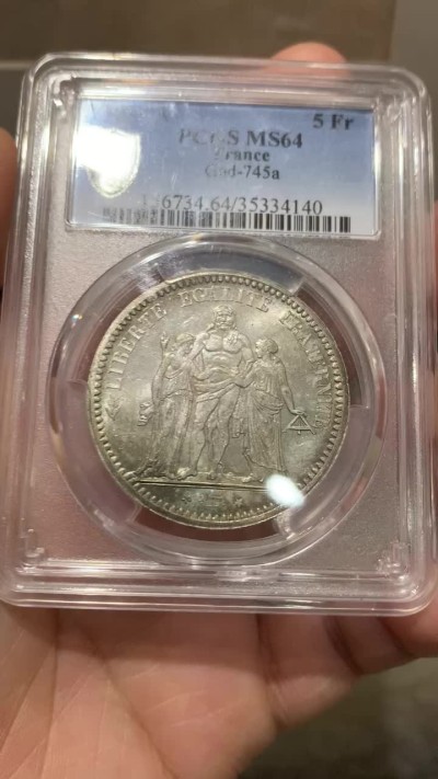 《竞宝斋》第159场-周日，周一 2场 (全场包邮) PCGS-MS64 法国 1873 大力神5法郎大银币。转光流畅的一颗，底板丝滑。老欧洲包浆，背面绚彩，盒子背面小磕