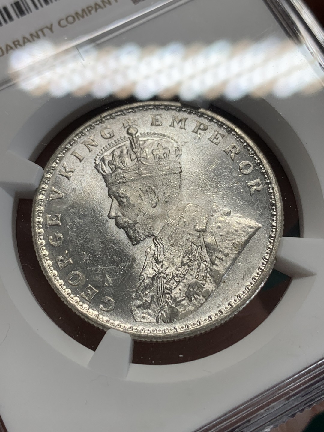 《竞宝斋》第159场-周日，周一 2场 (全场包邮) NGC UNC 英属印度 1918-C版 乔五 1卢比 银币 白净转光