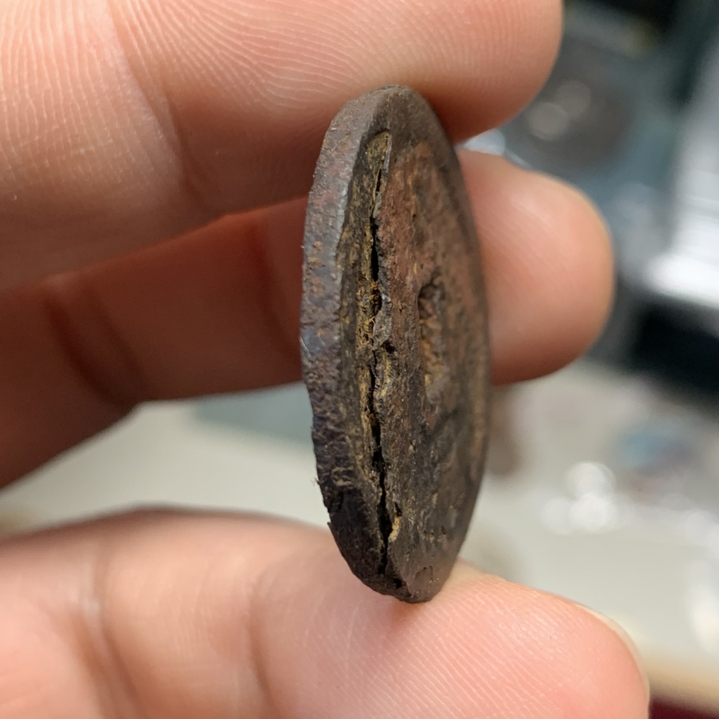 《竞宝斋》第159场-周日，周一 2场 (全场包邮) 南宋开禧通宝背“同三”折二铁钱1枚 正面字口非常好，未流通 7.8g 29mm 厚2.9