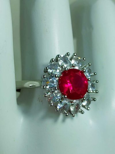 锦盒装银镶钻石💎戒指💍，晶莹剔透，光彩夺目，硬度达十。 锦盒装银镶钻石💎戒指💍，晶莹剔透，光彩夺目，硬度达十。