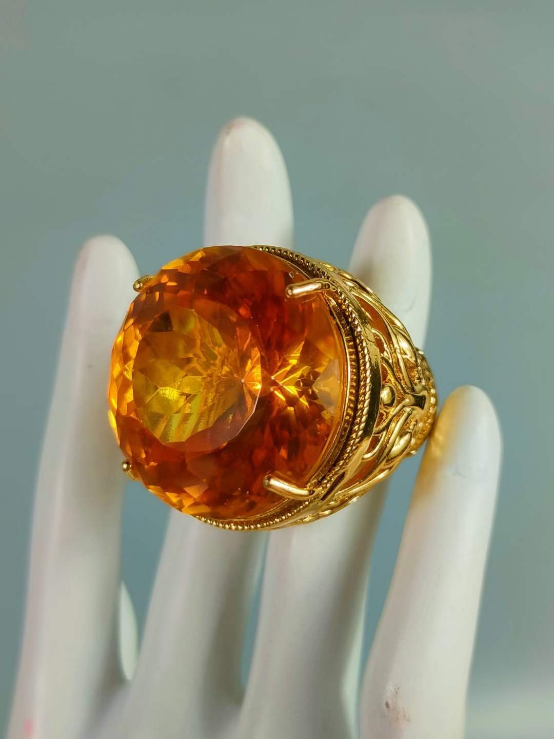 红木盒装 银鎏金镶钻石💎 戒指💍 ，晶莹剔透光彩夺目，硬度达十，雕刻精美，佩带大气！ 红木盒装 银鎏金镶钻石💎 戒指💍 ，晶莹剔透光彩夺目，硬度达十，雕刻精美，佩带大气！