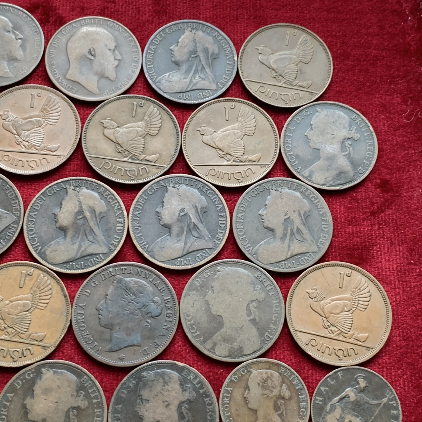 《竞宝斋》第159场-周日，周一 2场 (全场包邮) 英国维多利亚-爱七 便士23枚+半便士2枚，流通品相，醇厚巧克力铜包浆，基本无重复年份，从小维到爱七一网打尽 总计34枚