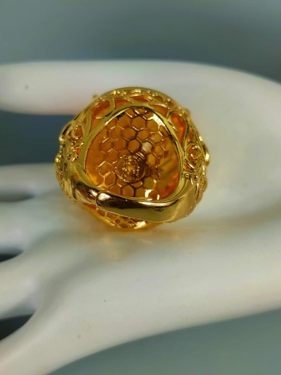 红木盒装 银鎏金镶钻石💎 戒指💍 ，晶莹剔透光彩夺目，硬度达十，雕刻精美，佩带大气！ 红木盒装 银鎏金镶钻石💎 戒指💍 ，晶莹剔透光彩夺目，硬度达十，雕刻精美，佩带大气！