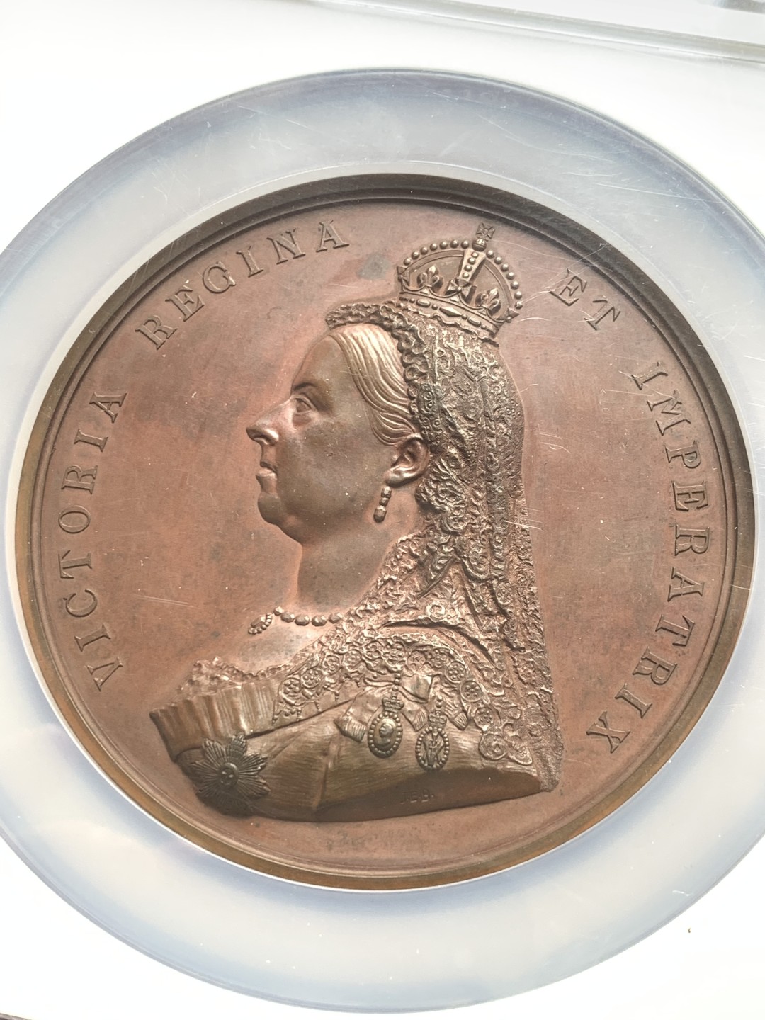 《竞宝斋》第159场-周日，周一 2场 (全场包邮) NGC MS62 英国1887维多利亚登基 50周年大铜章，77mm直径，博物馆级巨制