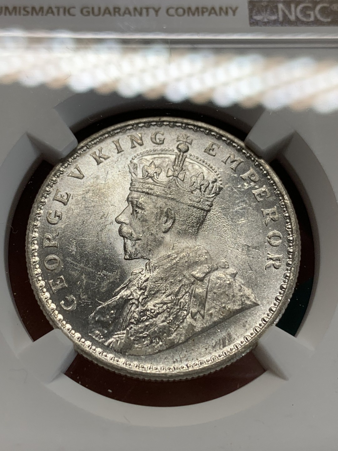 《竞宝斋》第159场-周日，周一 2场 (全场包邮) NGC UNC 英属印度 1918-C版 乔五 1卢比 银币 白净转光