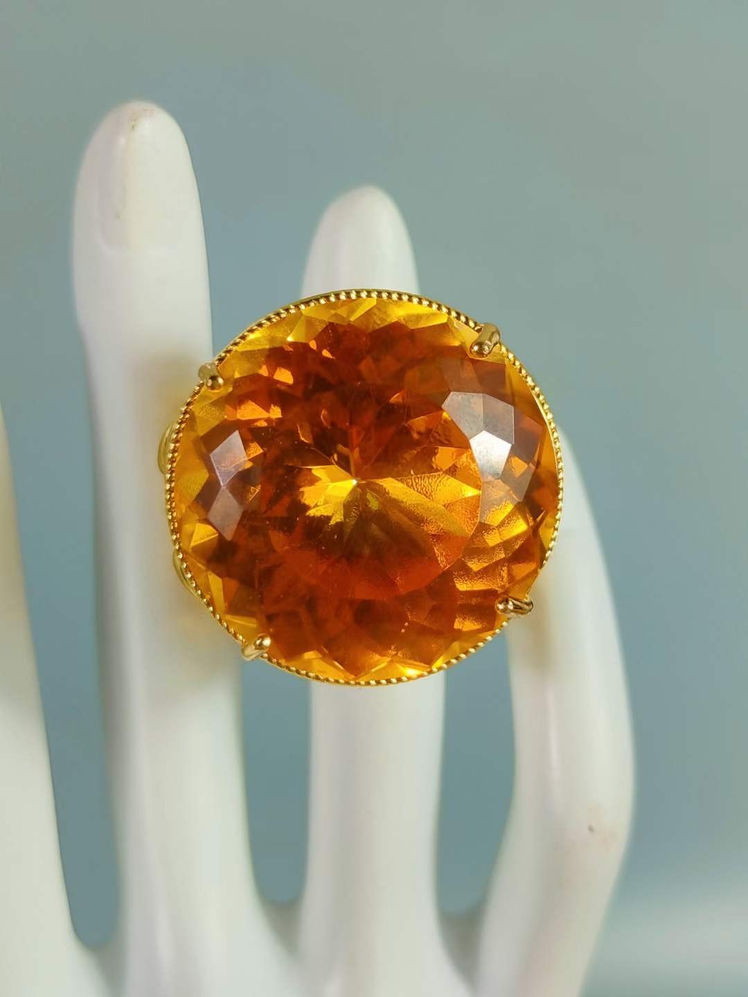 红木盒装 银鎏金镶钻石💎 戒指💍 ，晶莹剔透光彩夺目，硬度达十，雕刻精美，佩带大气！ 红木盒装 银鎏金镶钻石💎 戒指💍 ，晶莹剔透光彩夺目，硬度达十，雕刻精美，佩带大气！