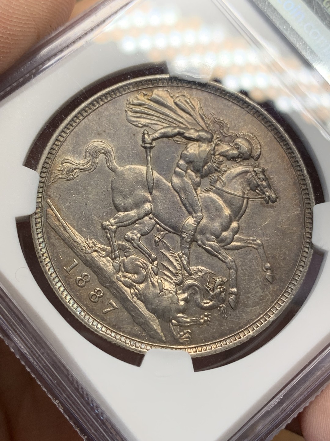 《竞宝斋》第159场-周日，周一 2场 (全场包邮) NGC-AU55 英国 1887年 1克朗 马剑图案经典，包浆带五彩。明显低评