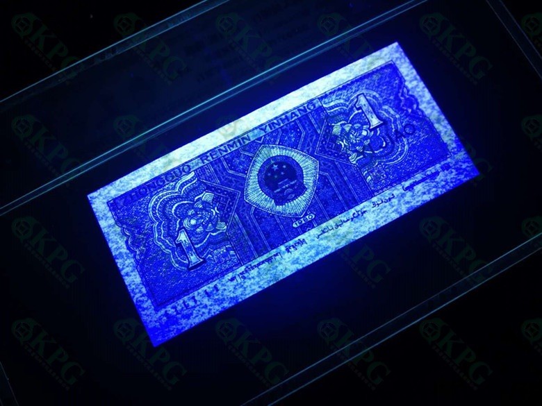 一线荧光币第120期拍场 钱坤评级C2T霸王云，绝对的稀有好货，C2T1680824，数量有限，喜欢的一定不要错过！评级币单张，绝品无斑无油。8001霸王云的出现形态和蓝天瑞云是一致的，它们的随机性质相近，都是不规则出现，并不是整刀都有，一般情况整刀大约出现40-60张左右的霸王云，霸王云为纸张荧光，效果非常震撼，双面都有很强的亮蓝荧光，并且带有非常清晰的不规则云层图案，虽然也有强弱分别但是都不影响它震撼之美。