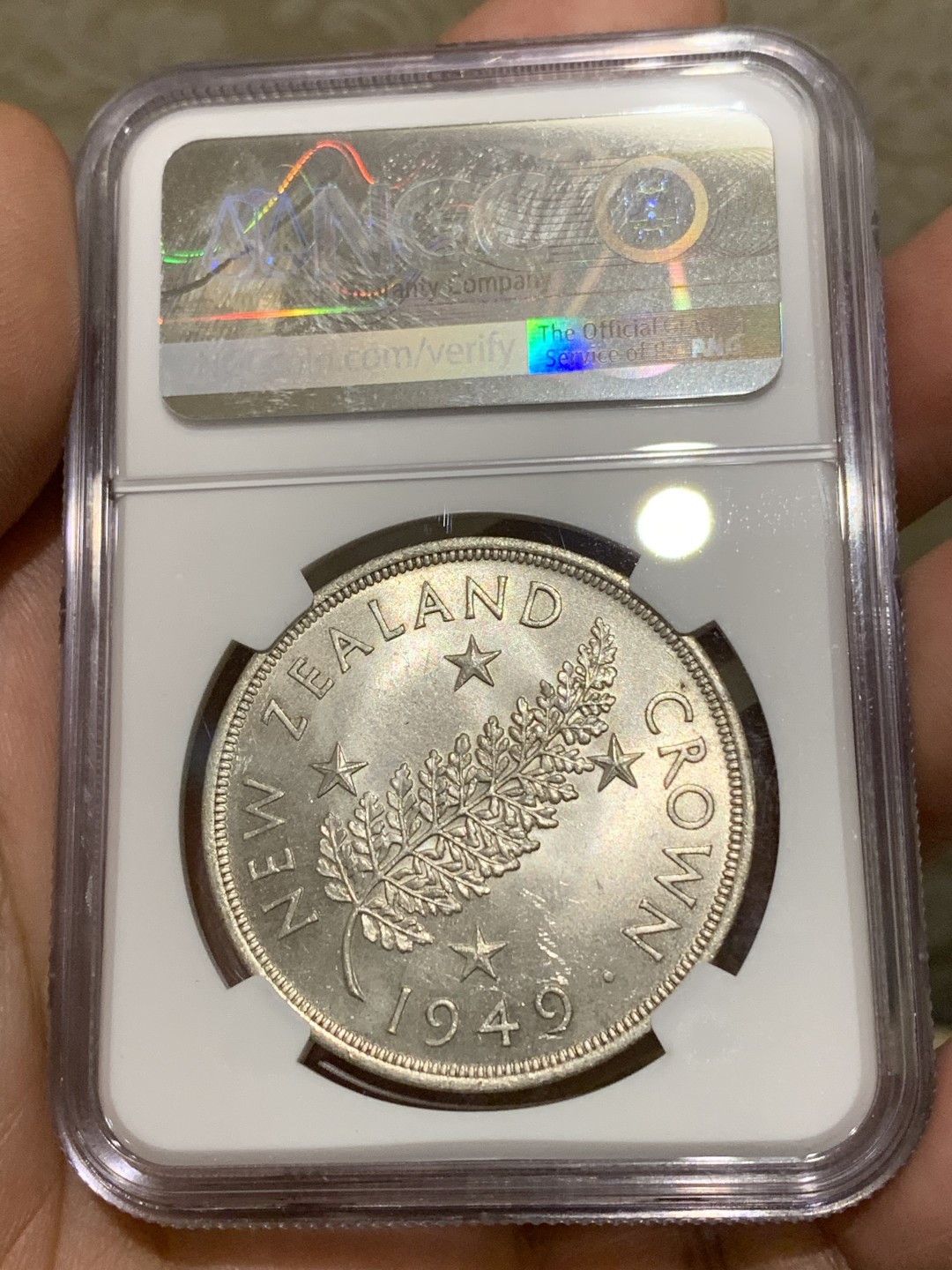 《竞宝斋》第159场-周日，周一 2场 (全场包邮) NGC MS63 新西兰 1949 乔六克朗大银币，背面新西兰国花银蕨，全转光品相