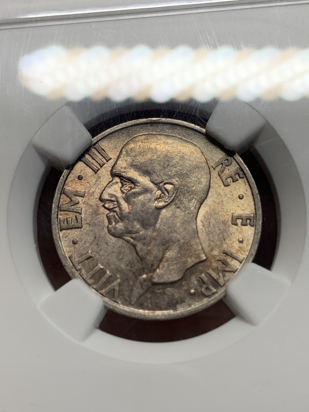 《竞宝斋》第159场-周日，周一 2场 (全场包邮) NGC AU58 意大利1936年5里拉银币 圣母抱子 金彩很漂亮全转光品相 低评了