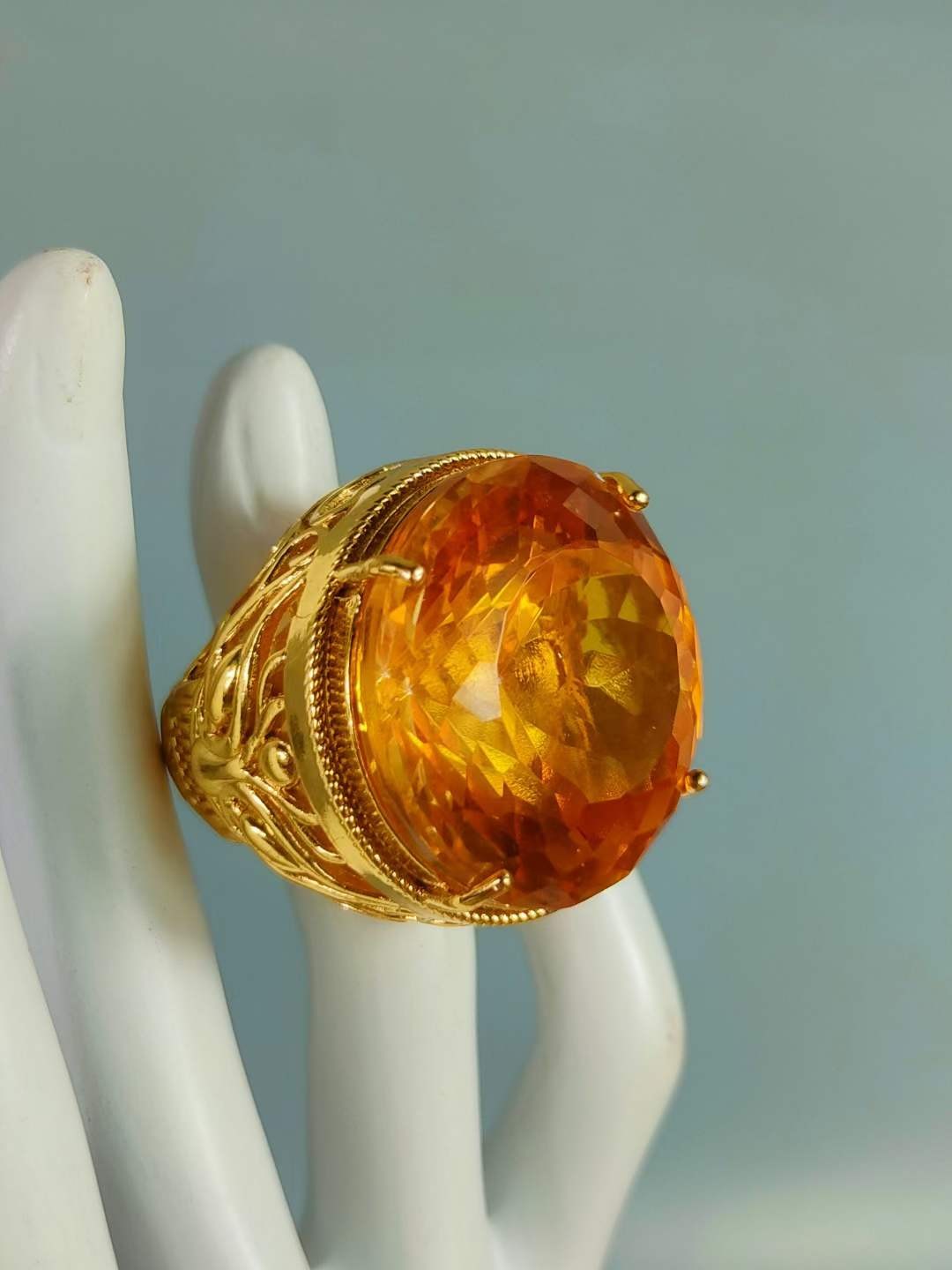 红木盒装 银鎏金镶钻石💎 戒指💍 ，晶莹剔透光彩夺目，硬度达十，雕刻精美，佩带大气！ 红木盒装 银鎏金镶钻石💎 戒指💍 ，晶莹剔透光彩夺目，硬度达十，雕刻精美，佩带大气！