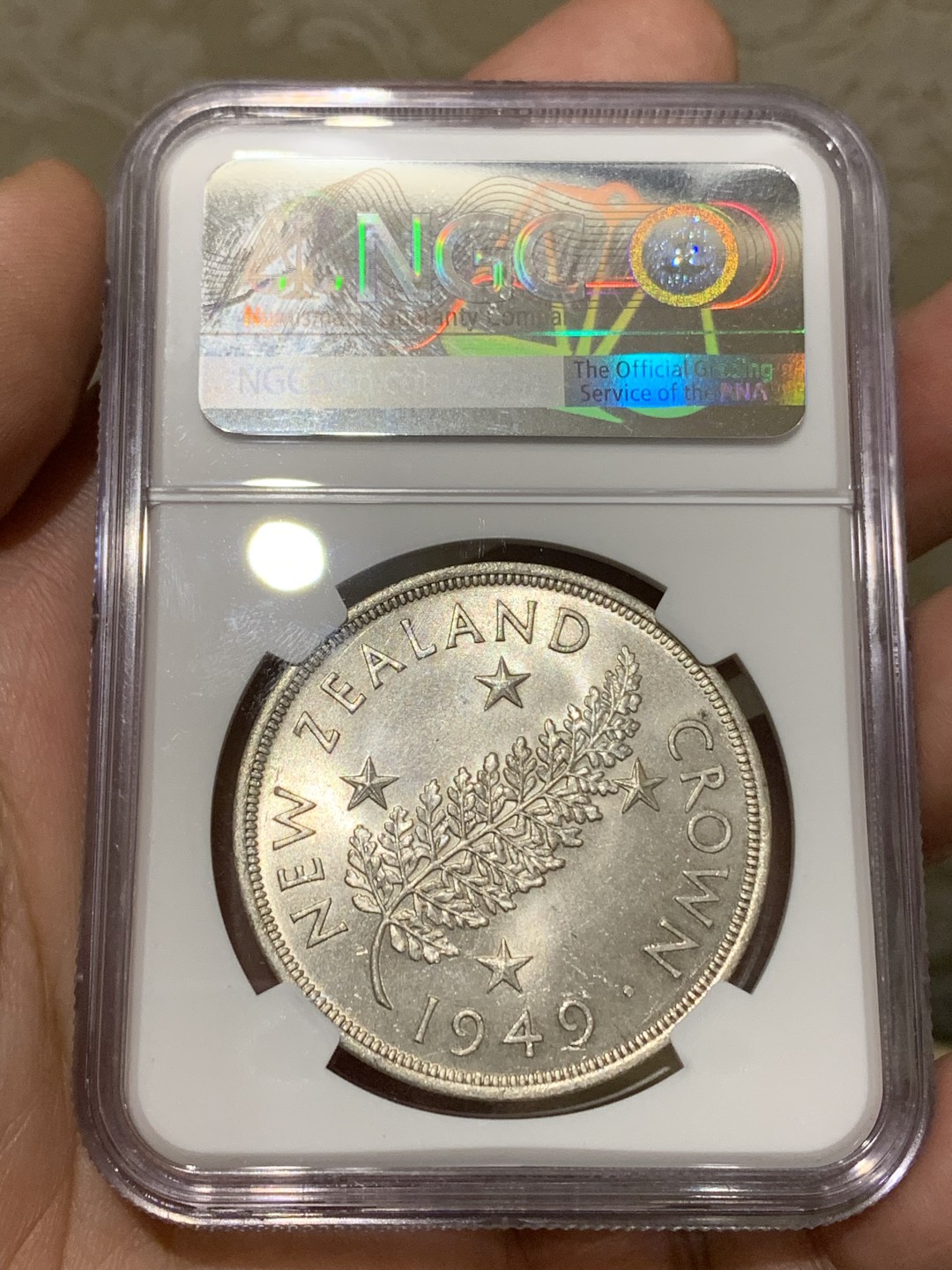 《竞宝斋》第159场-周日，周一 2场 (全场包邮) NGC MS63 新西兰 1949 乔六克朗大银币，背面新西兰国花银蕨，全转光品相