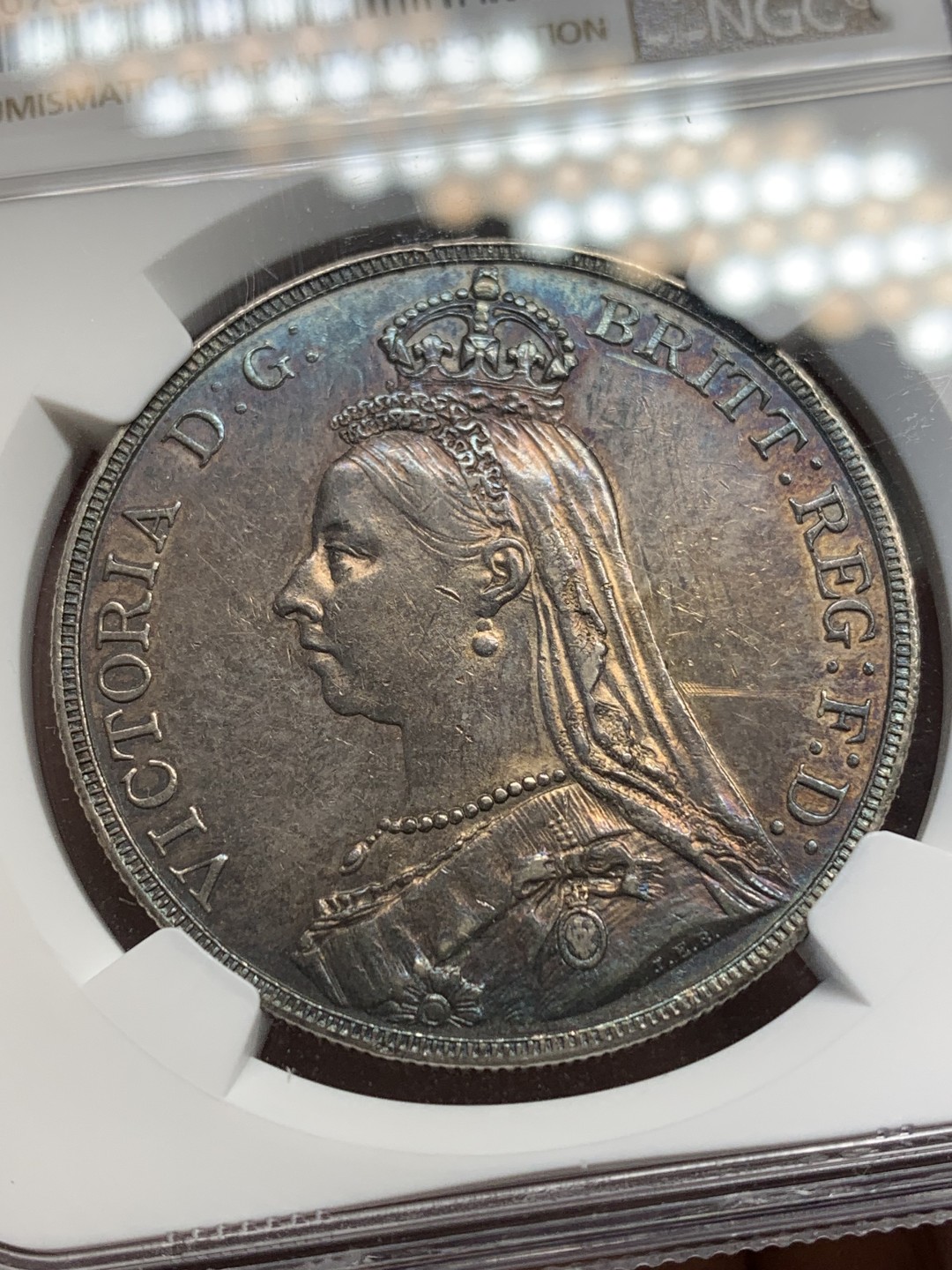 《竞宝斋》第159场-周日，周一 2场 (全场包邮) NGC-AU55 英国 1887年 1克朗 马剑图案经典，包浆带五彩。明显低评