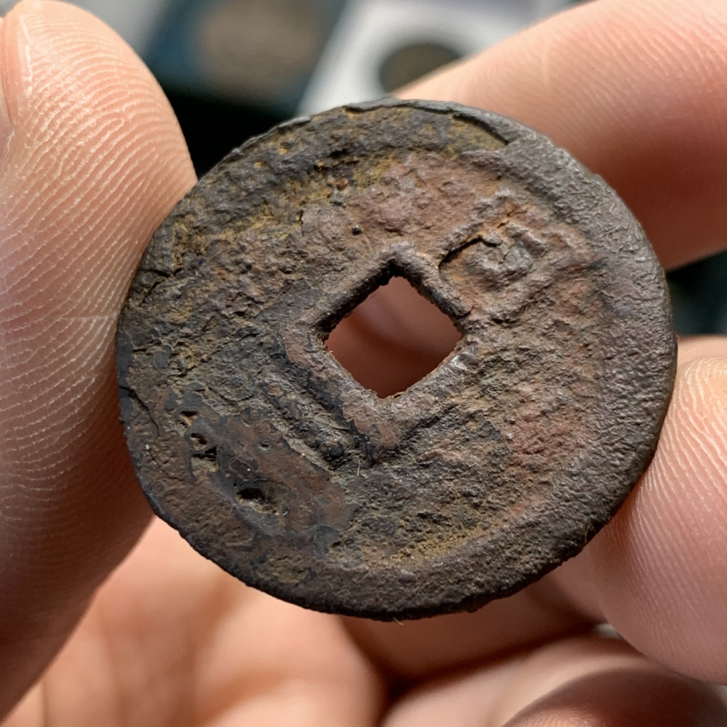 《竞宝斋》第159场-周日，周一 2场 (全场包邮) 南宋开禧通宝背“同三”折二铁钱1枚 正面字口非常好，未流通 7.8g 29mm 厚2.9