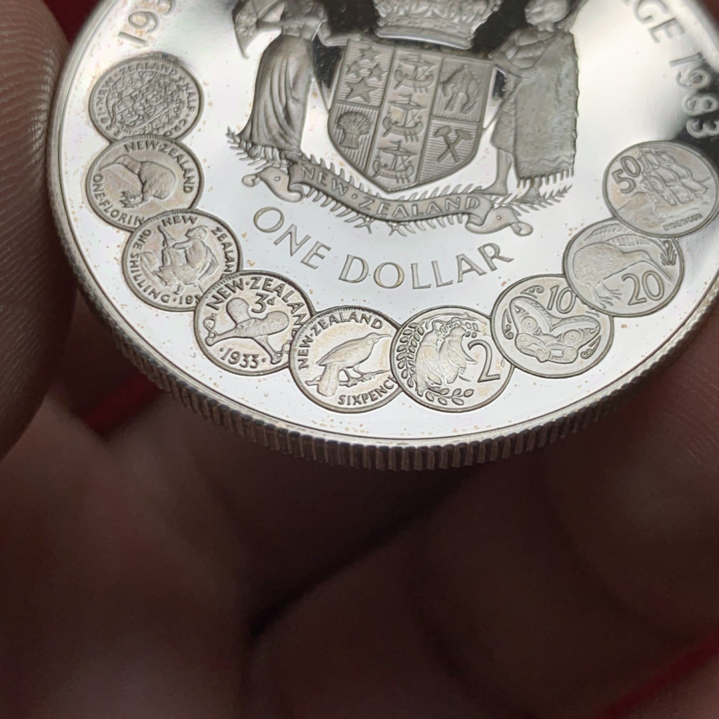 《竞宝斋》第159场-周日，周一 2场 (全场包邮) 新西兰1983年1元精制纪念银币，货币发行50周年，币中币造型，克朗型27克925银