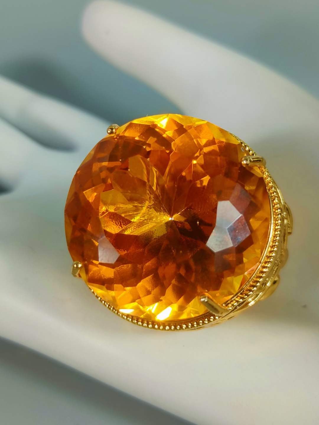 红木盒装 银鎏金镶钻石💎 戒指💍 ，晶莹剔透光彩夺目，硬度达十，雕刻精美，佩带大气！ 红木盒装 银鎏金镶钻石💎 戒指💍 ，晶莹剔透光彩夺目，硬度达十，雕刻精美，佩带大气！