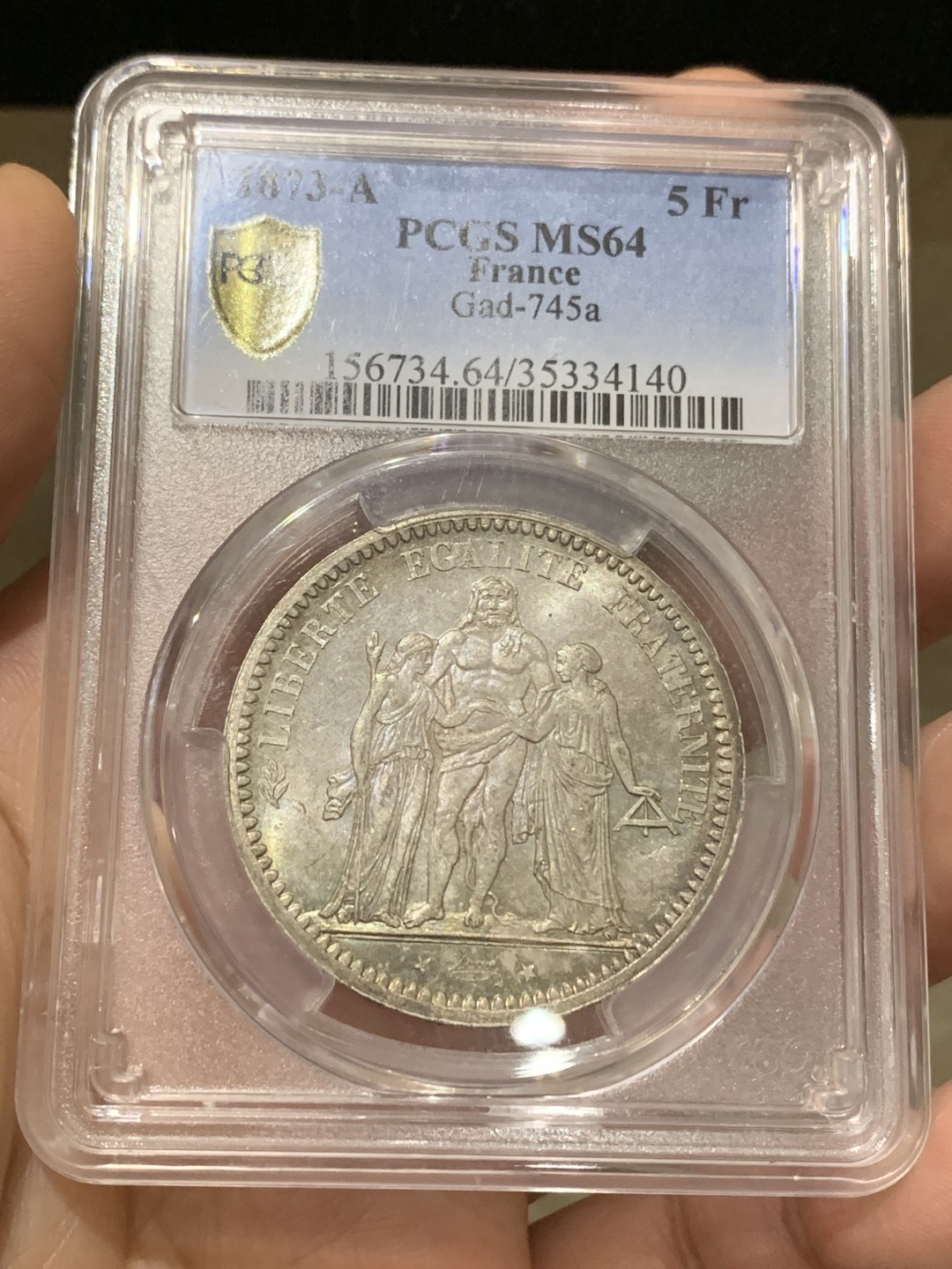 《竞宝斋》第159场-周日，周一 2场 (全场包邮) PCGS-MS64 法国 1873 大力神5法郎大银币。转光流畅的一颗，底板丝滑。老欧洲包浆，背面绚彩，盒子背面小磕