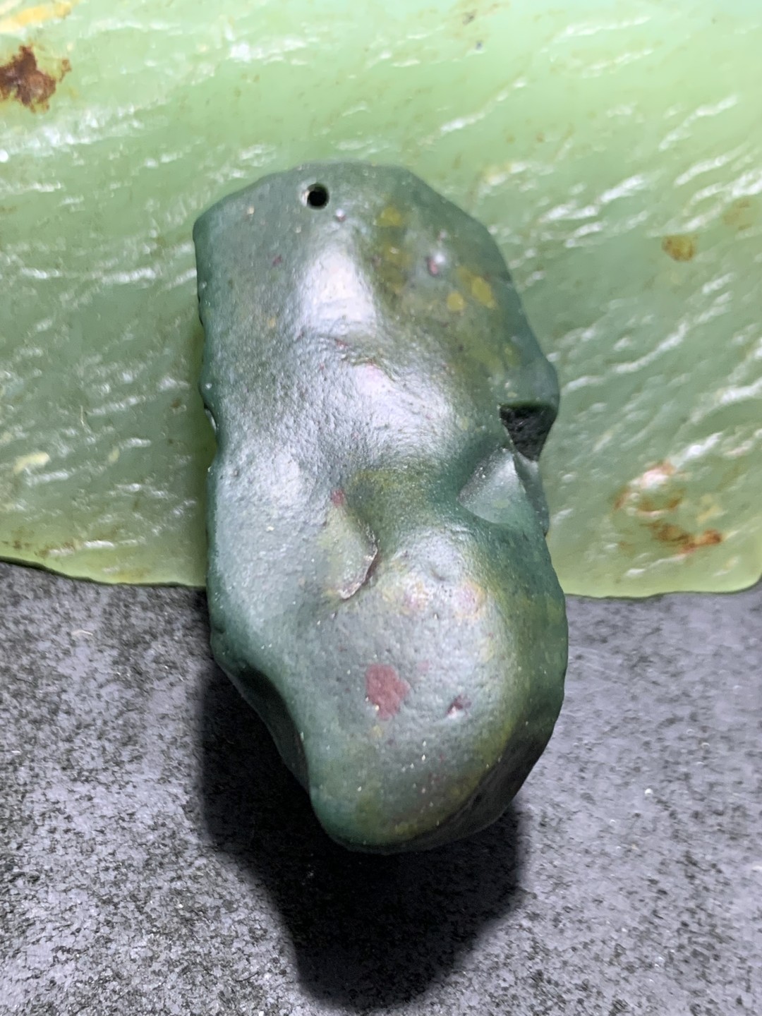 精美戈壁绿碧玉手工雕刻福字把件（吊坠)一个！