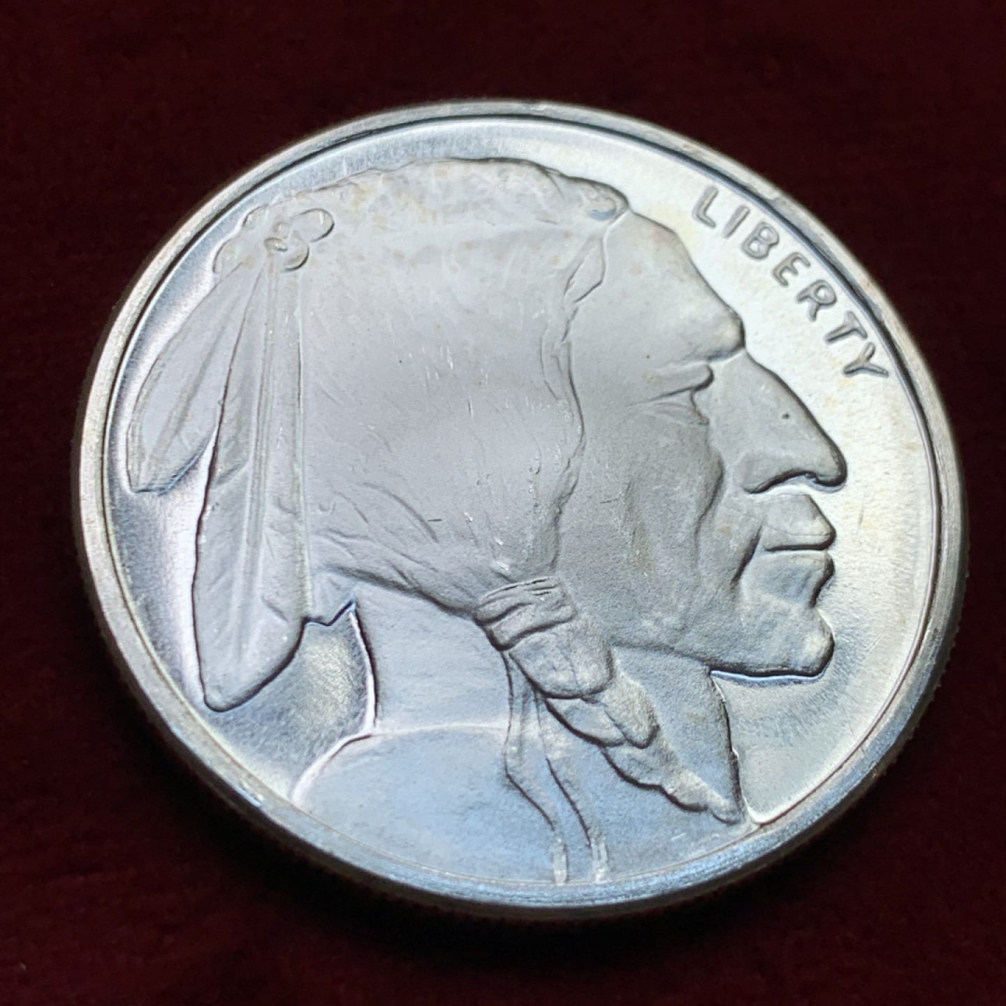 《竞宝斋》第159场-周日，周一 2场 (全场包邮) 美国 印第安人 野牛银章 1盎司31.1克 39.1mm 999银 无其它资料 材质保证