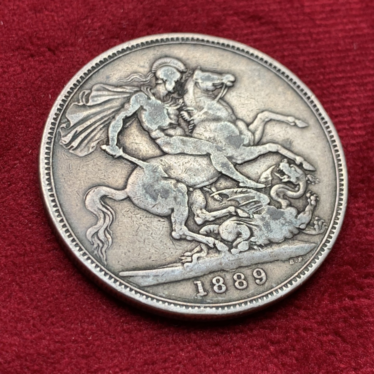 《竞宝斋》第159场-周日，周一 2场 (全场包邮) 英国1889年维多利亚 高冠马剑克朗大银币，流通品相老包浆