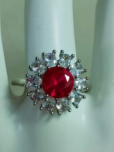 锦盒装银镶钻石💎戒指💍，晶莹剔透，光彩夺目，硬度达十。 锦盒装银镶钻石💎戒指💍，晶莹剔透，光彩夺目，硬度达十。