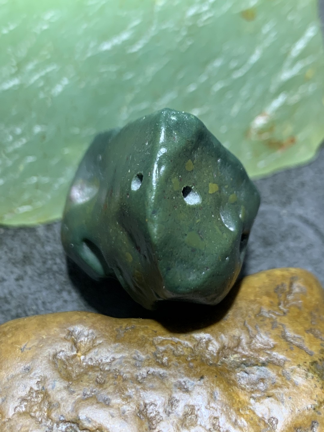 精美戈壁绿碧玉手工雕刻福字把件（吊坠)一个！