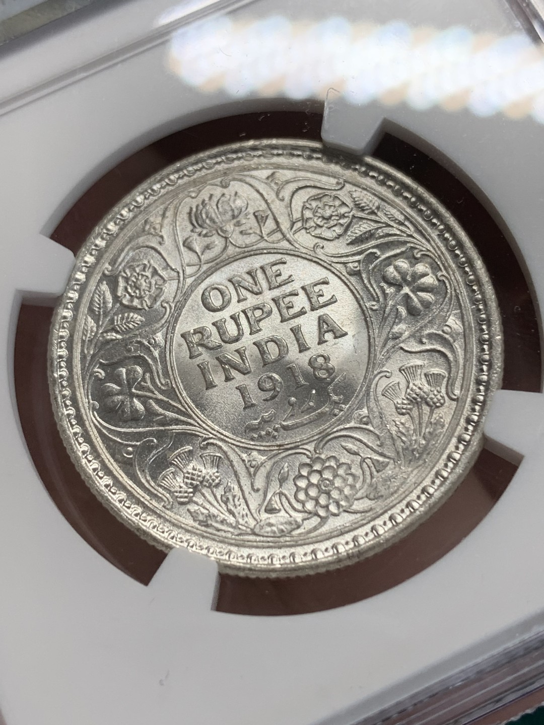 《竞宝斋》第159场-周日，周一 2场 (全场包邮) NGC UNC 英属印度 1918-C版 乔五 1卢比 银币 白净转光