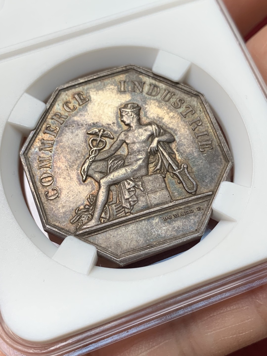 《竞宝斋》第159场-周日，周一 2场 (全场包邮) 法国八角银质代币，1860里昂储蓄银行 金色包浆，味道一流 大块头，21.03g，37mm，丰饶角边铭