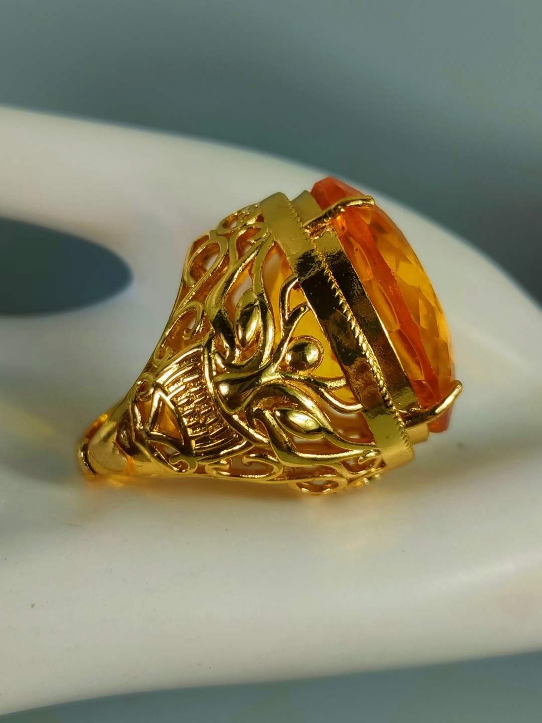 红木盒装 银鎏金镶钻石💎 戒指💍 ，晶莹剔透光彩夺目，硬度达十，雕刻精美，佩带大气！ 红木盒装 银鎏金镶钻石💎 戒指💍 ，晶莹剔透光彩夺目，硬度达十，雕刻精美，佩带大气！