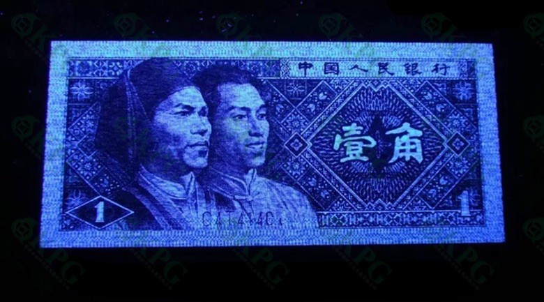 一线荧光币第120期拍场 钱坤评级C2T霸王云，绝对的稀有好货，C2T1680824，数量有限，喜欢的一定不要错过！评级币单张，绝品无斑无油。8001霸王云的出现形态和蓝天瑞云是一致的，它们的随机性质相近，都是不规则出现，并不是整刀都有，一般情况整刀大约出现40-60张左右的霸王云，霸王云为纸张荧光，效果非常震撼，双面都有很强的亮蓝荧光，并且带有非常清晰的不规则云层图案，虽然也有强弱分别但是都不影响它震撼之美。