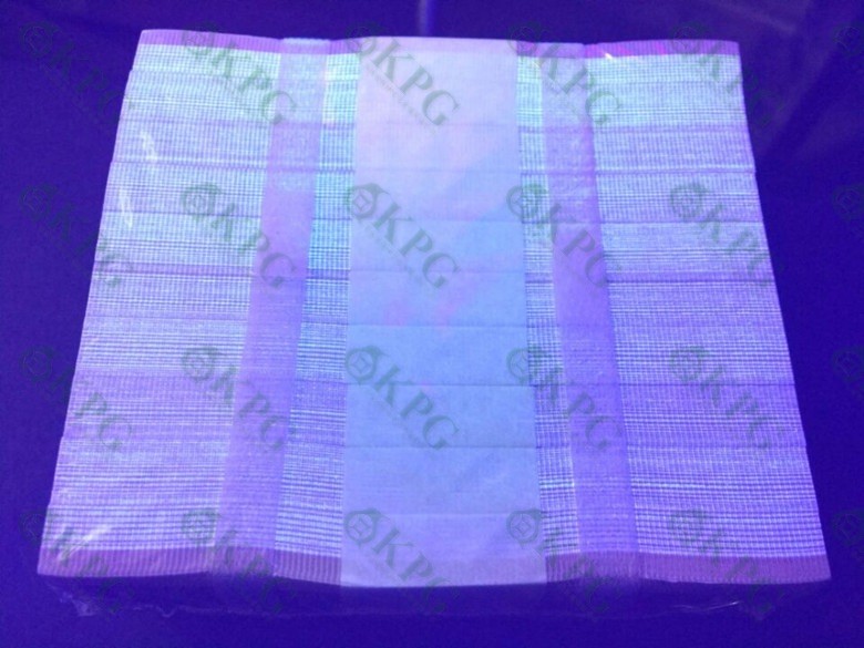 一线荧光币第120期拍场 钱坤评级C2T霸王云，绝对的稀有好货，C2T1680824，数量有限，喜欢的一定不要错过！评级币单张，绝品无斑无油。8001霸王云的出现形态和蓝天瑞云是一致的，它们的随机性质相近，都是不规则出现，并不是整刀都有，一般情况整刀大约出现40-60张左右的霸王云，霸王云为纸张荧光，效果非常震撼，双面都有很强的亮蓝荧光，并且带有非常清晰的不规则云层图案，虽然也有强弱分别但是都不影响它震撼之美。