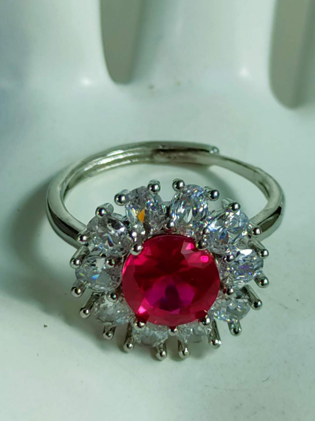 锦盒装银镶钻石💎戒指💍，晶莹剔透，光彩夺目，硬度达十。