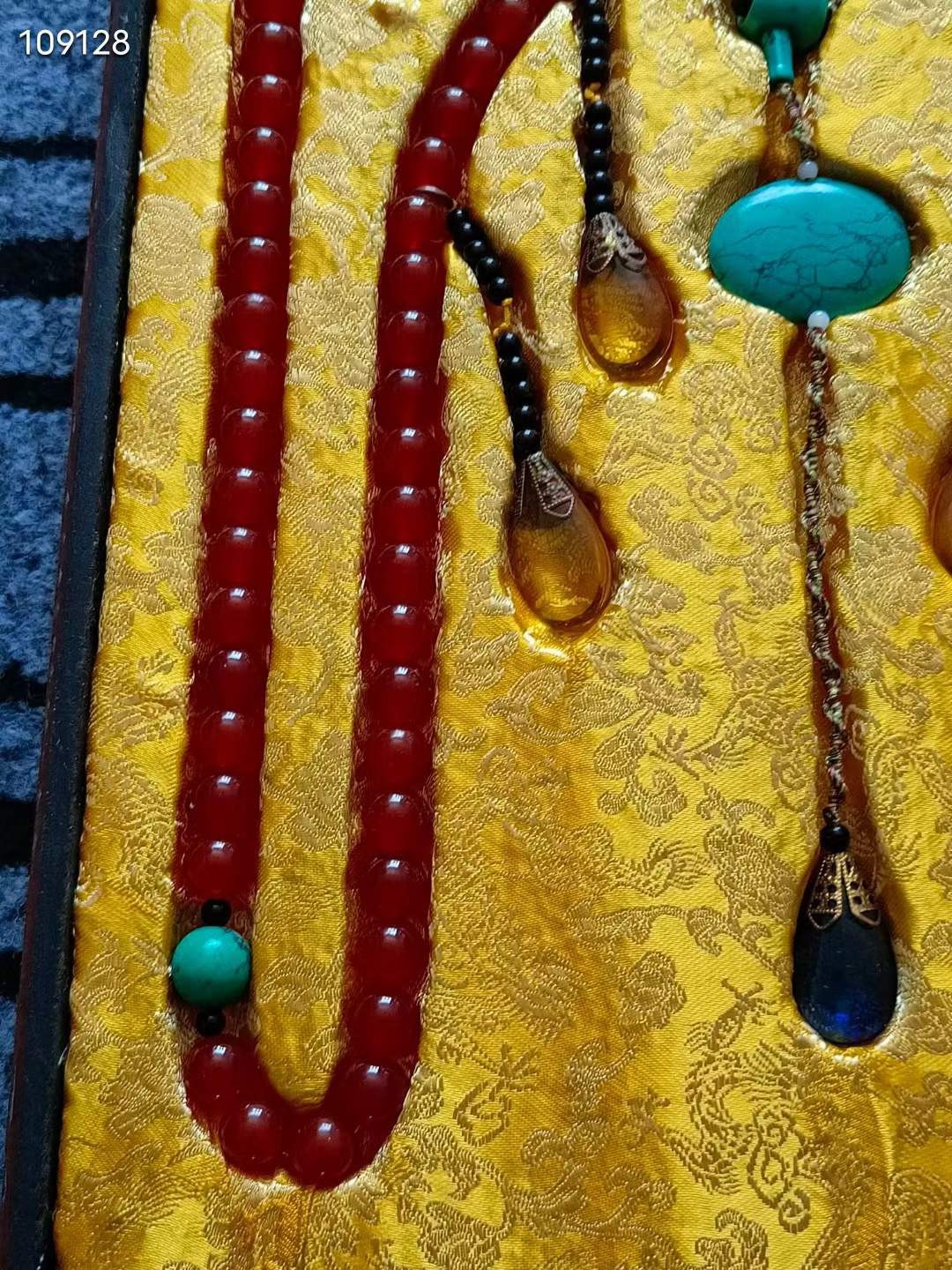 玛瑙朝珠，细节如图 玛瑙朝珠，细节如图