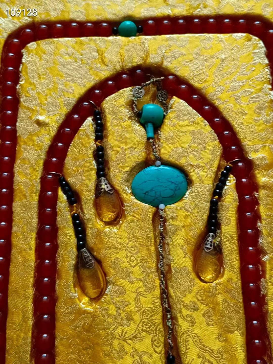 玛瑙朝珠，细节如图 玛瑙朝珠，细节如图