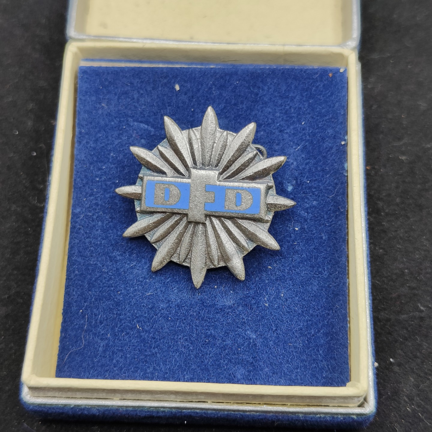 全场0元起拍 第51期 咸鱼国勋章拍卖专场 4月30日（周日）下午6：00开始 东德民主妇女联盟奖章 银级