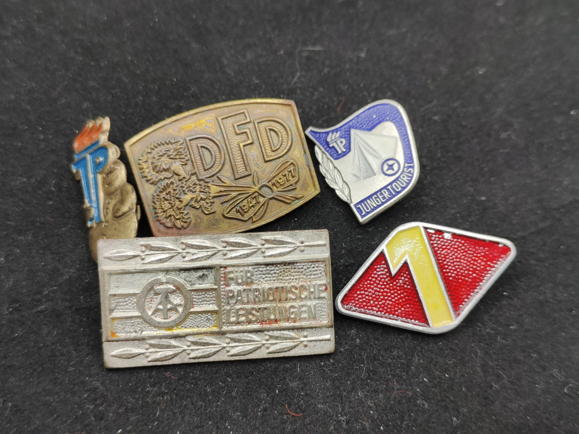 全场0元起拍 第51期 咸鱼国勋章拍卖专场 4月30日（周日）下午6：00开始 东德徽章一组